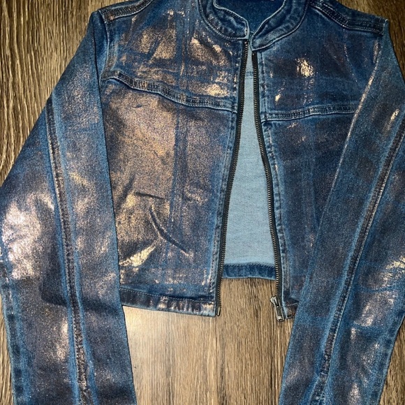 Akira Crop Jean Jacket With Metallic Rose Gold Size M FITS LIKE A SMALL - Picture 4 of 6